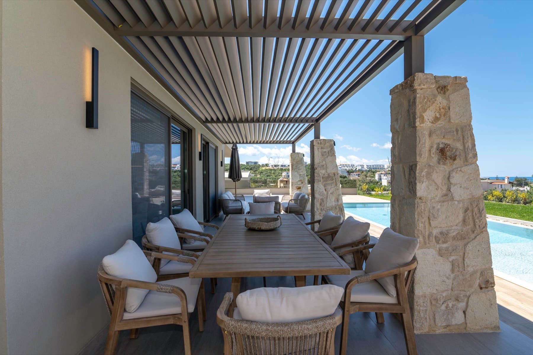 Outdoor dining under the pergola